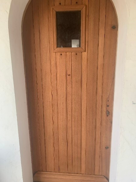 Porte en bois avec fenêtre