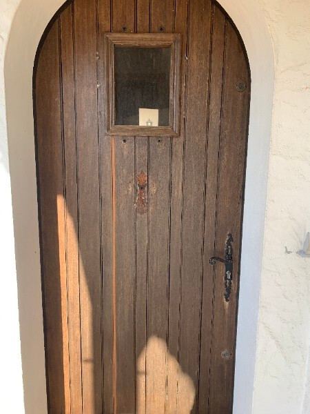 Porte en bois avec lucarne